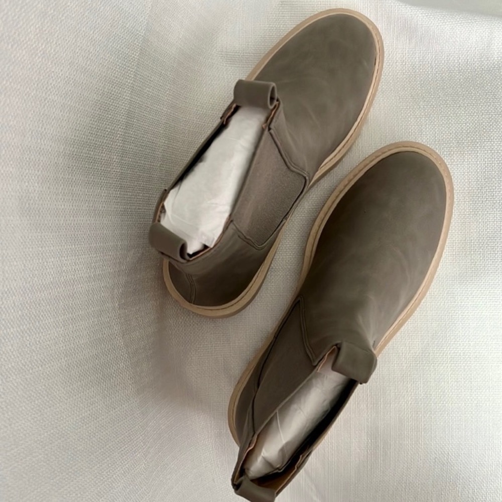 NWT: DV by Dolce Vita Paola boots with lug sole - Picture 5 of 7
